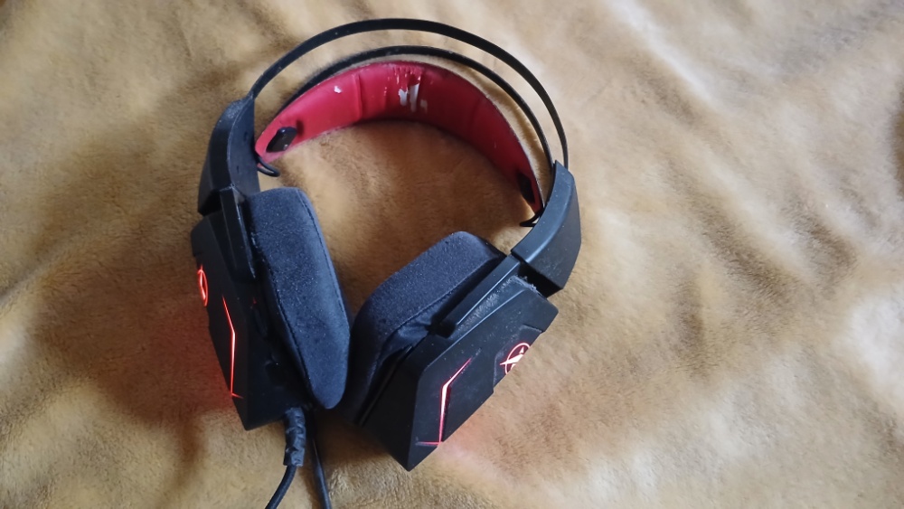 Sluchátka vs. Reproduktory: Proč na můj kus audia nejspíš jen sedá prach?